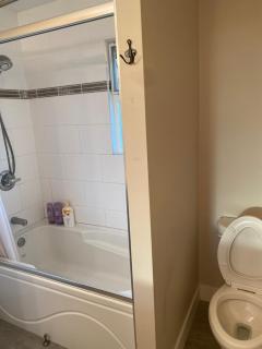 Large bedroom with private bathroom - Richmond - 5