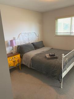 Large bedroom with private bathroom - Richmond - 3