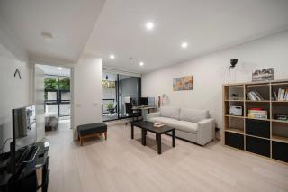 Stylish CBD Surry Hills Apt with Pool, Gym and Two Monitor Ergonomic Chair Workstation - Sydney - 0
