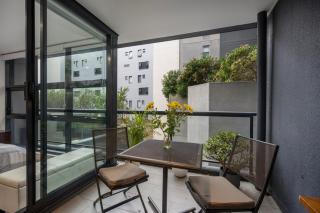 Stylish CBD Surry Hills Apt with Pool, Gym and Two Monitor Ergonomic Chair Workstation - Sydney - 3