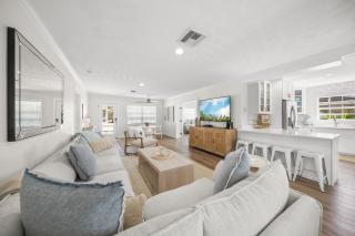 A Wave From It All - New Luxury Renovated Home Heated Pool Cabana Hammock Walk to Beach - Anna Maria - 6
