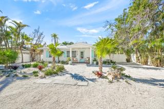 A Wave From It All - New Luxury Renovated Home Heated Pool Cabana Hammock Walk to Beach - Anna Maria - 9