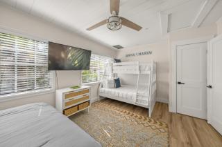 A Wave From It All - New Luxury Renovated Home Heated Pool Cabana Hammock Walk to Beach - Anna Maria - 2
