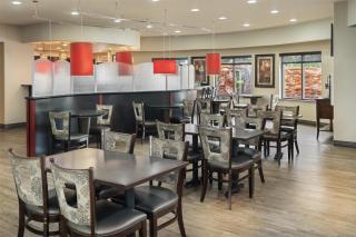 Best Western Premier Crown Chase Inn & Suites - Denton - 5
