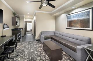 Best Western Premier Crown Chase Inn & Suites - Denton - 4