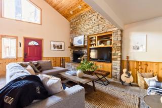 Deck Hot Tub Game Loft Close to Big Bear Lake Marina Jumper by AvantStay - 8