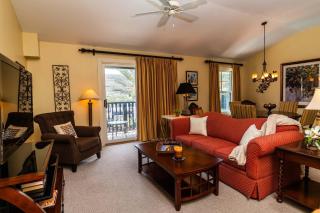 5324-1P Great balcony view of courtyard with pool - 8