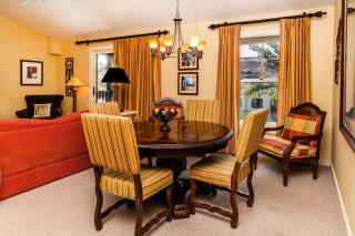 5324-1P Great balcony view of courtyard with pool - 7