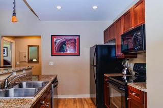 5322-1P Top Floor 1 BR overlooks pool courtyard - - 2