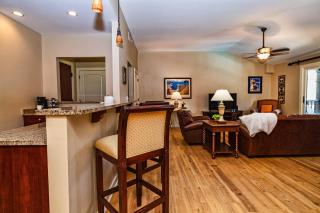 5322-1P Top Floor 1 BR overlooks pool courtyard - - 4