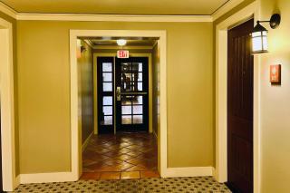 1st floor King Suite w kitchenette 6107-L - 1