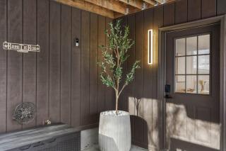 Bruno's NEW~Sauna~HotTub~Shuffleboard/Pool~Firepit - Berkeley Springs - 1