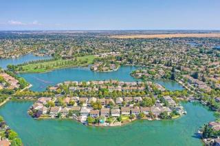 Experience Serenity Luxe 4BDR Lake House 25ft Pool - Elk Grove - 7
