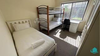 Rosies Family Spa Retreat - 300m to the sandy shores of Caves Beach - 7