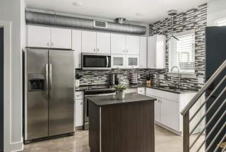 Modern 3-Story Townhome w Rooftop & City Views - Nashville - 9