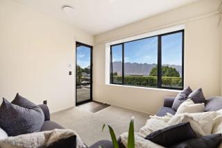 Elegant Foundations Cozy 2BR Retreat - Queenstown - 9