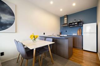 Elegant Foundations Cozy 2BR Retreat - Queenstown - 8