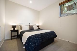 Elegant Foundations Cozy 2BR Retreat - Queenstown - 6