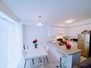 New 3 BR Home Near Falls with King Bed 75 Inch TV and Parking - Thorold - 7