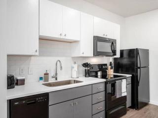 319 - Harlow -- BRAND NEW - Downtown - High-End Apt - Fast Wifi - Columbus - 2