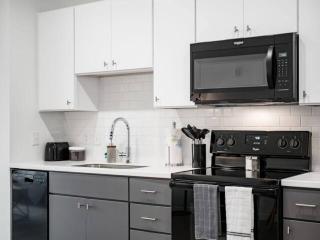 319 - Harlow -- BRAND NEW - Downtown - High-End Apt - Fast Wifi - Columbus - 1