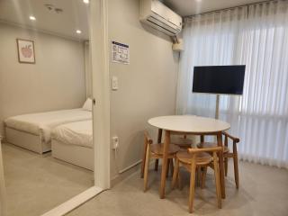 Hongdae, 5-Minute Walk from Hongdae Station, Luggage Storage, Hotel-Style Bedding, 2 Rooms, Washer Dryer - Seoul - 1