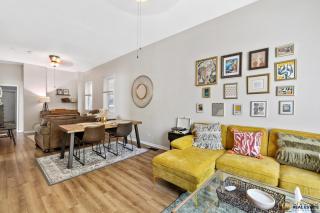 Prime Location Retreat w Parking - Chicago - 0