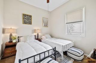 Prime Location Retreat 4 Bedrooms w Parking - Chicago - 6