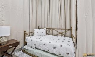 Prime Location Retreat 4 Bedrooms w Parking - Chicago - 5