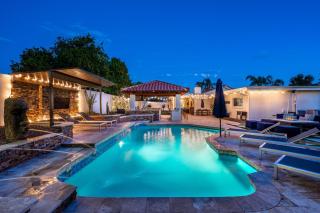 Outdoor retreat games and fitness room make for Vacation Vibes - Phoenix - 8