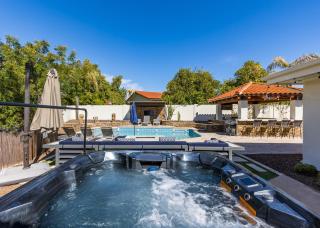 Outdoor retreat games and fitness room make for Vacation Vibes - Phoenix - 9