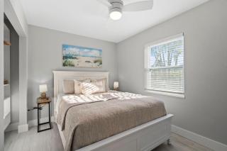 2 Bed Cottage Walk to Beach, Bikes, Kayaks, Beach Gear, Fishing - Englewood - 1
