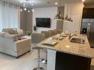 Last Minute Disney Getaway! Private Pool, Hot Tub & Games Room. Book Now! #90485 - Davenport - 1