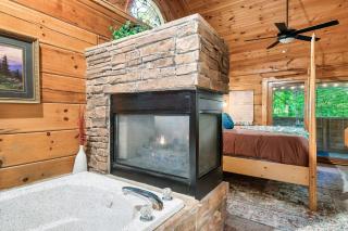 Hilltop Hideaway - Cozy, romantic cabin! Hot tub and fireplaces - Waldens Creek - 3