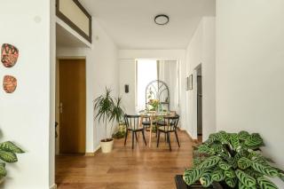 Cozy 2BR Apt w Green Oasis a 3 Min Walk from Beach and Shelter by Sea N' Rent - Tel Aviv - 9