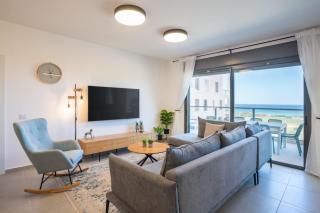 Stylish Seaside Escape with Balcony by Sea N' Rent - Nahariya - 9