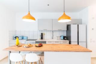 Sunlit Urban Escape with Balcony with Mamad by Sea N' Rent - Tel Aviv - 2