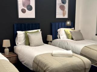 Superior 1-Bed Apartment with 2 Sofa Beds Sleeps 6 - Peterborough - 5
