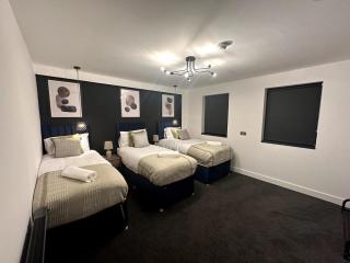Superior 1-Bed Apartment with 2 Sofa Beds Sleeps 6 - Peterborough - 4