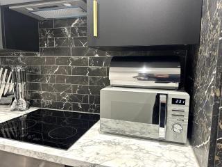 Superior 1-Bed Apartment with 2 Sofa Beds Sleeps 6 - Peterborough - 3