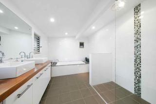 Lilies Lakeside Spa Villa - 2 Bedroom - 2