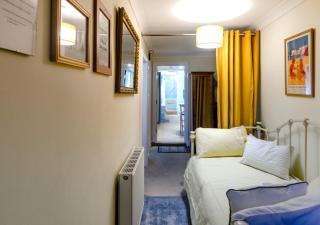 Redlands - Tenby - 1