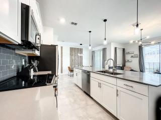 Last Minute Disney Getaway! Private Pool, Hot Tub & Games Room. Book Now! #87961 - Kissimmee - 3