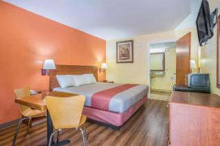 Rodeway Inn & Suites - Macon - 1