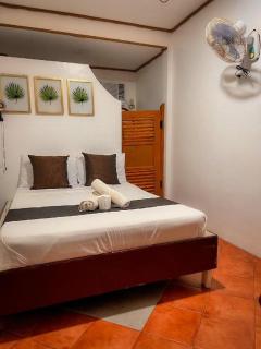 Harleys Pub and Hotel - Olongapo - 3