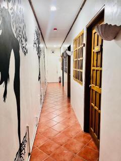 Harleys Pub and Hotel - Olongapo - 1