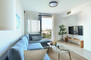 Vibrant 2BR apt with Mamad and Balcony 5-min from the Beach by Sea N' Rent - Tel Aviv - 0
