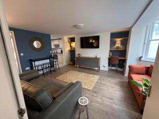 Stylish flat with parking, stones throw to the beach - Filey - 0