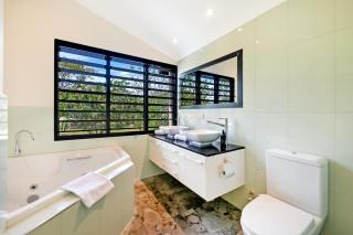 Reef Villa - A Sprawling Waterfront Oasis - 3