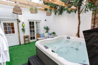 Town Centre Oasis with Two Hot Tubs - Cheltenham - 8